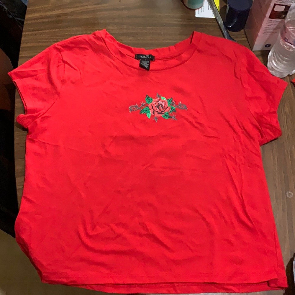 Rue 21 half t shirt size large color is red